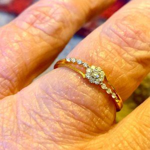 18k Yellow Gold ~ Floral Motif ~ Diamonds Ring ~ SUPER Sparkly Diamonds!